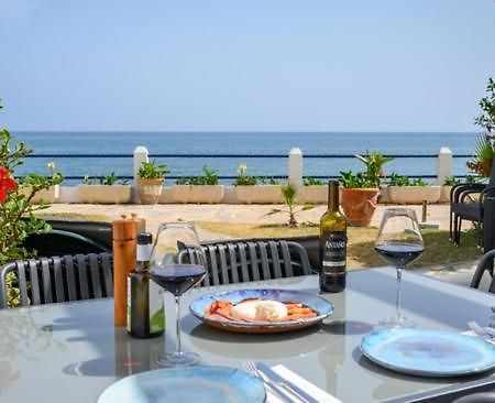 Newly Renovated 2 Bedroom Beachfront House Sitio de Calahonda Екстериор снимка
