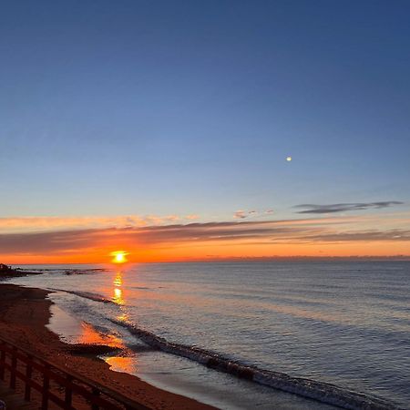 Newly Renovated 2 Bedroom Beachfront House Sitio de Calahonda Екстериор снимка