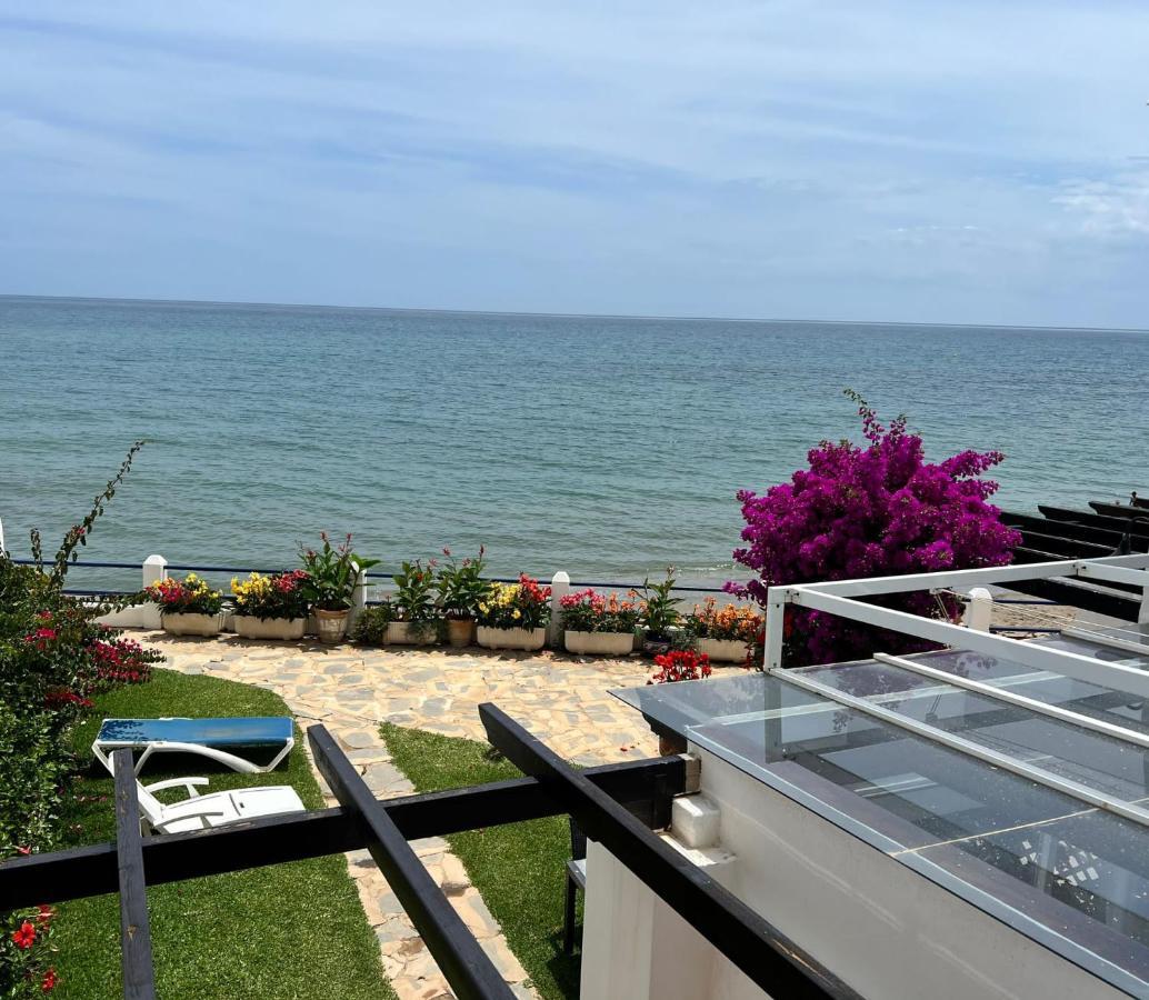 Newly Renovated 2 Bedroom Beachfront House Sitio de Calahonda Екстериор снимка