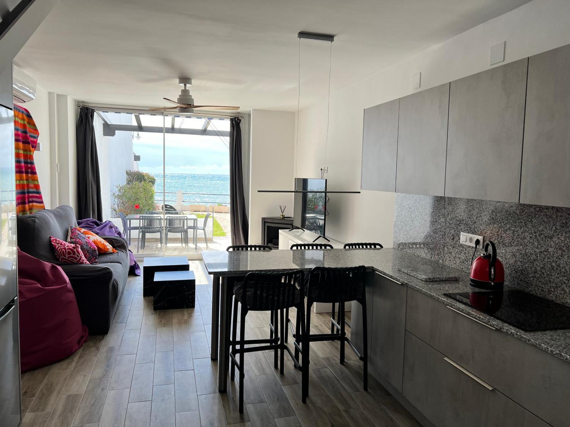Newly Renovated 2 Bedroom Beachfront House Sitio de Calahonda Екстериор снимка