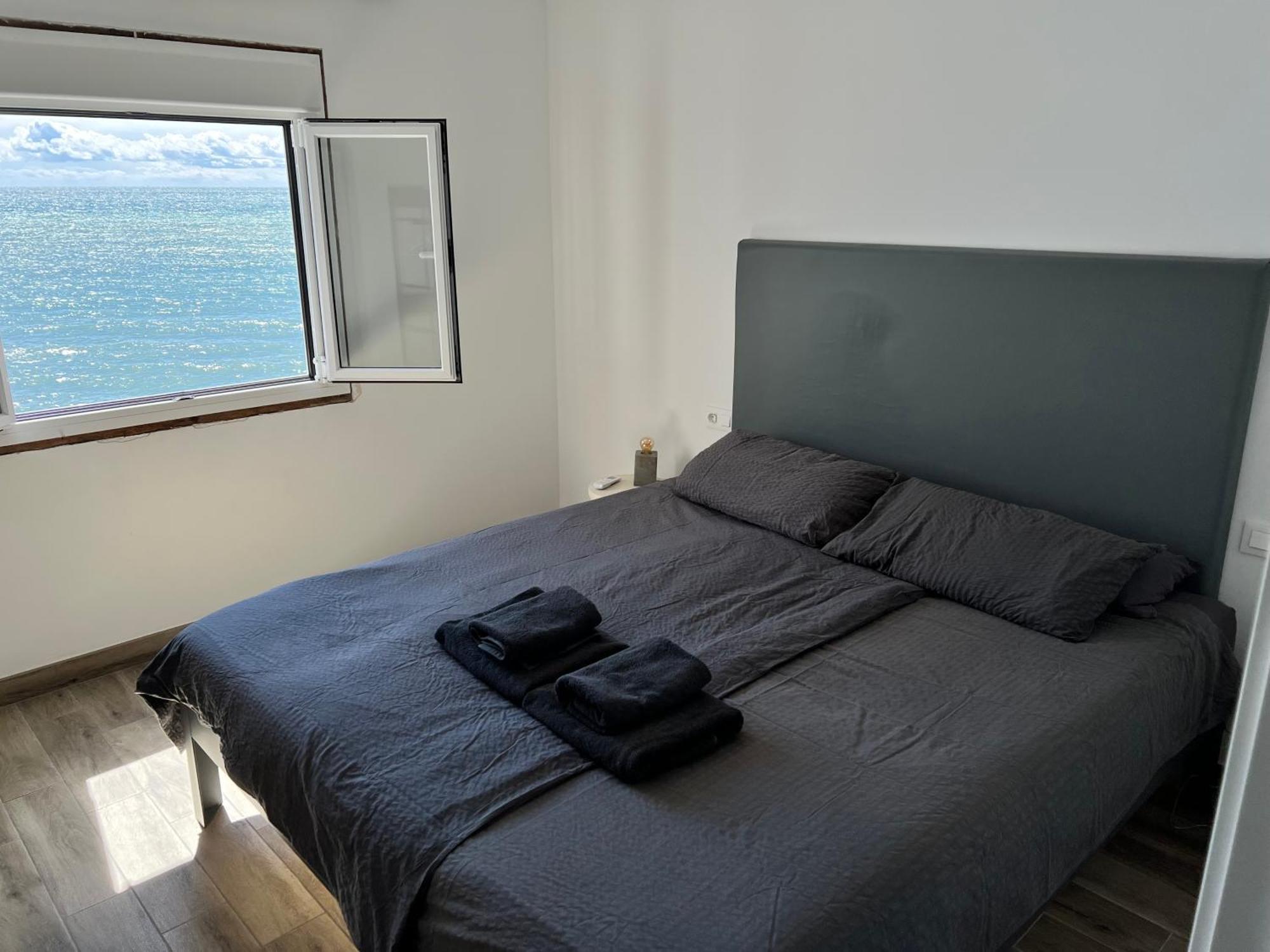 Newly Renovated 2 Bedroom Beachfront House Sitio de Calahonda Екстериор снимка