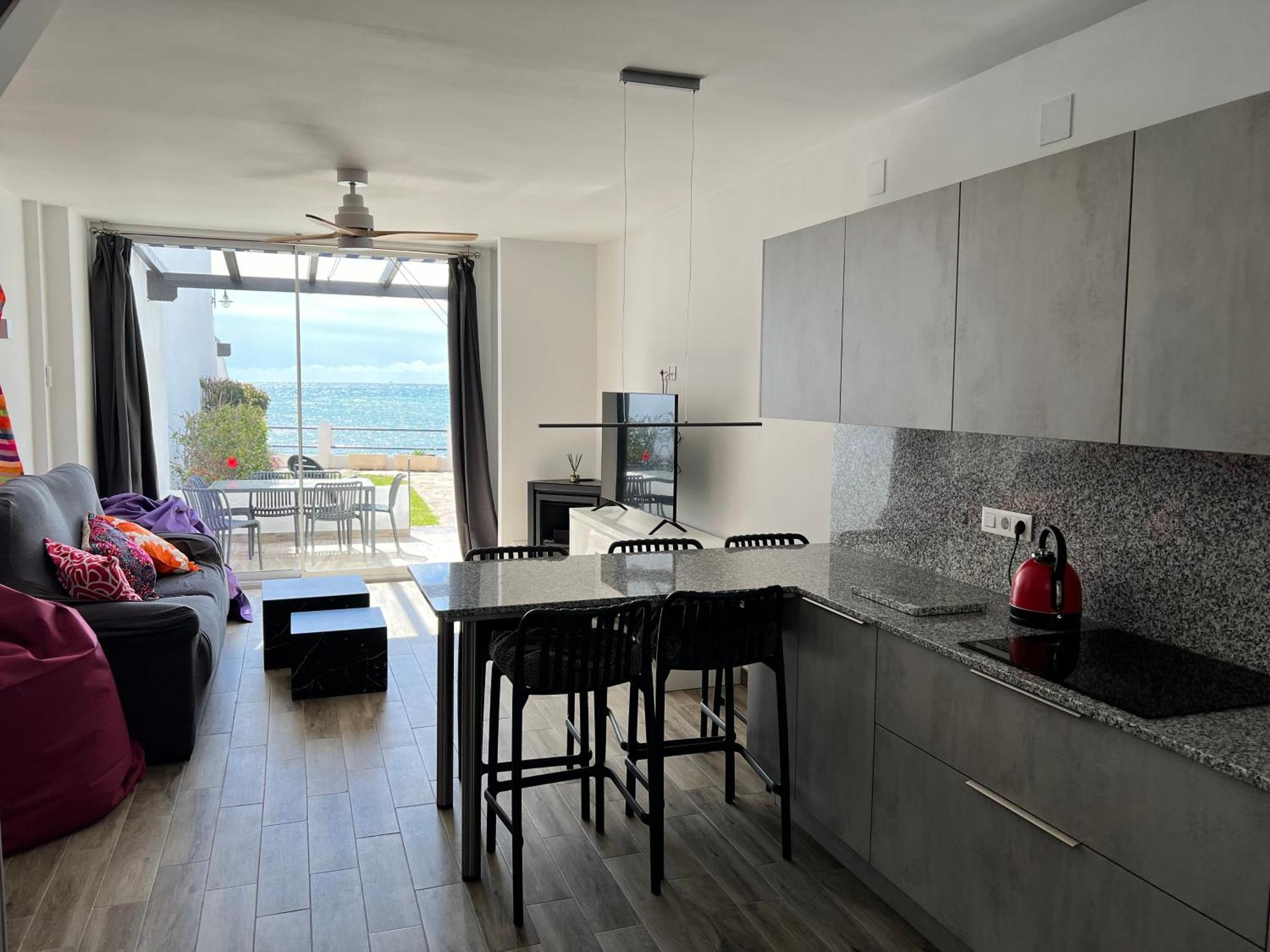 Newly Renovated 2 Bedroom Beachfront House Sitio de Calahonda Екстериор снимка