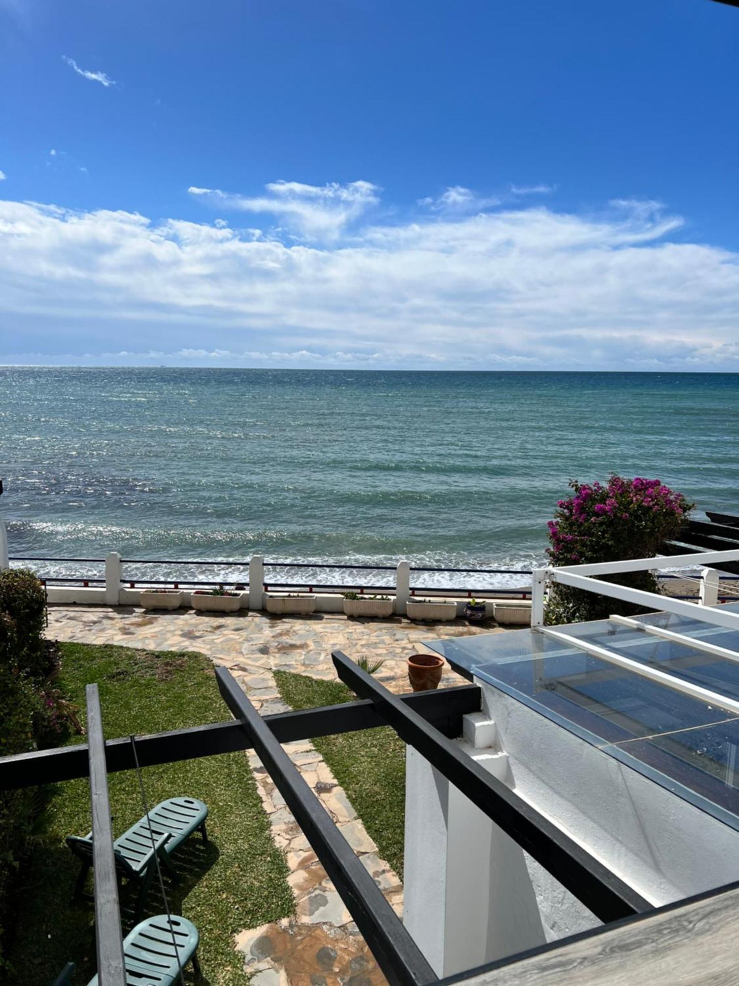 Newly Renovated 2 Bedroom Beachfront House Sitio de Calahonda Екстериор снимка