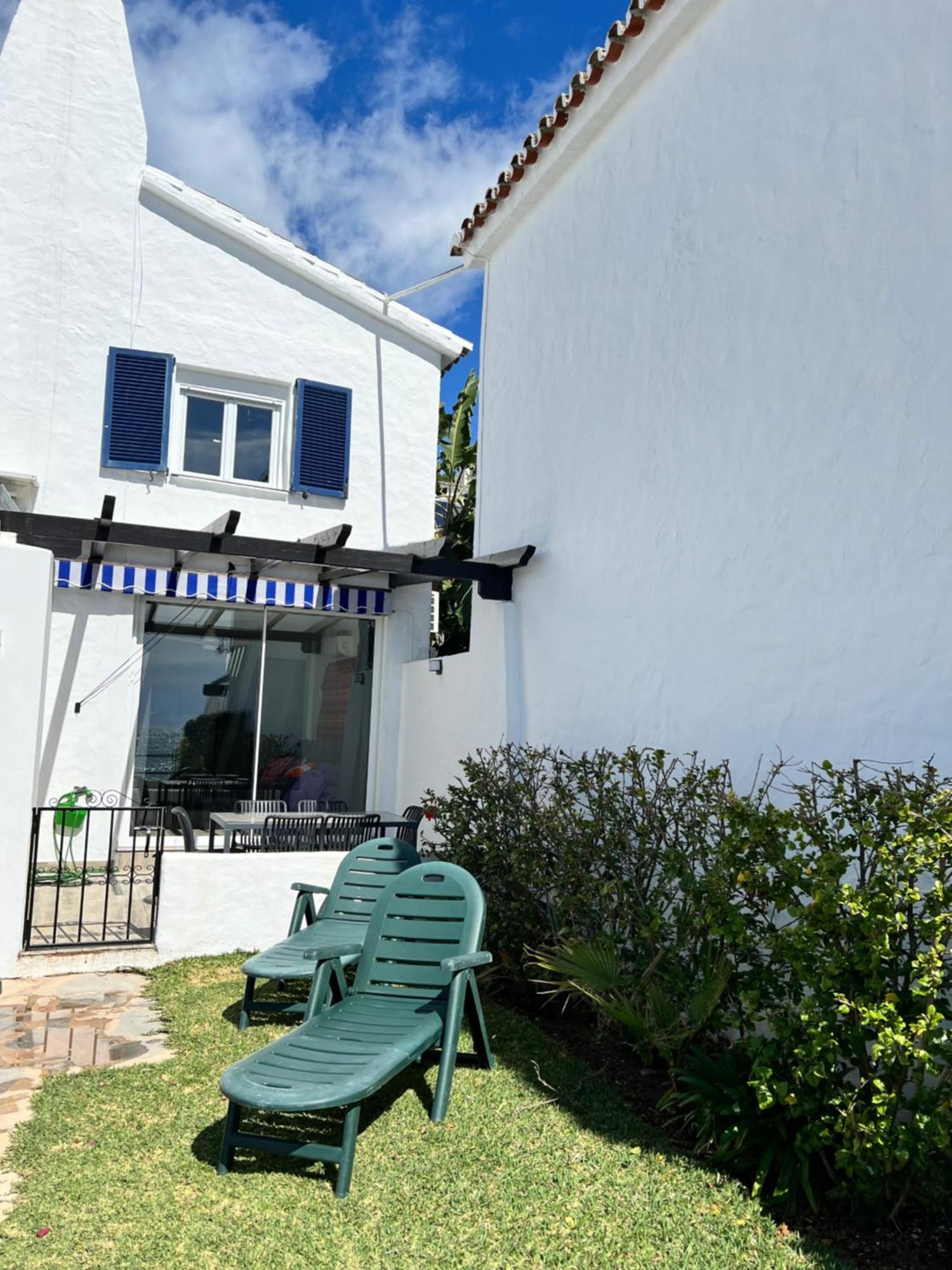 Newly Renovated 2 Bedroom Beachfront House Sitio de Calahonda Екстериор снимка