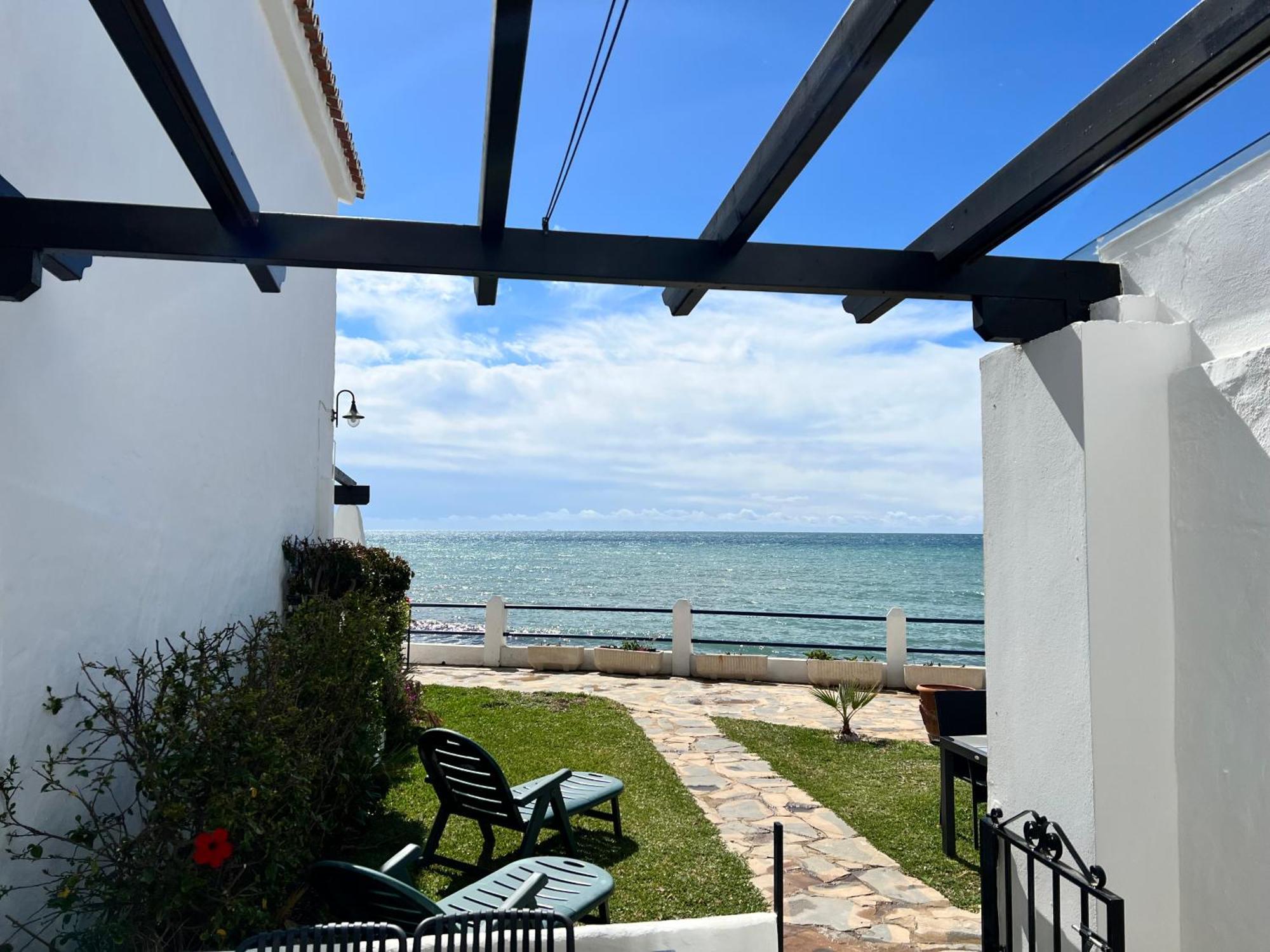 Newly Renovated 2 Bedroom Beachfront House Sitio de Calahonda Екстериор снимка