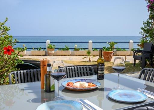 Newly Renovated 2 Bedroom Beachfront House Sitio de Calahonda Екстериор снимка